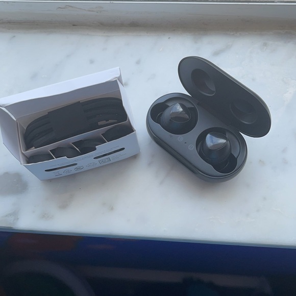 These are brand new samsung buds - Picture 3 of 3